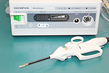 ソノサージ本体と、シザーズ型のデバイス